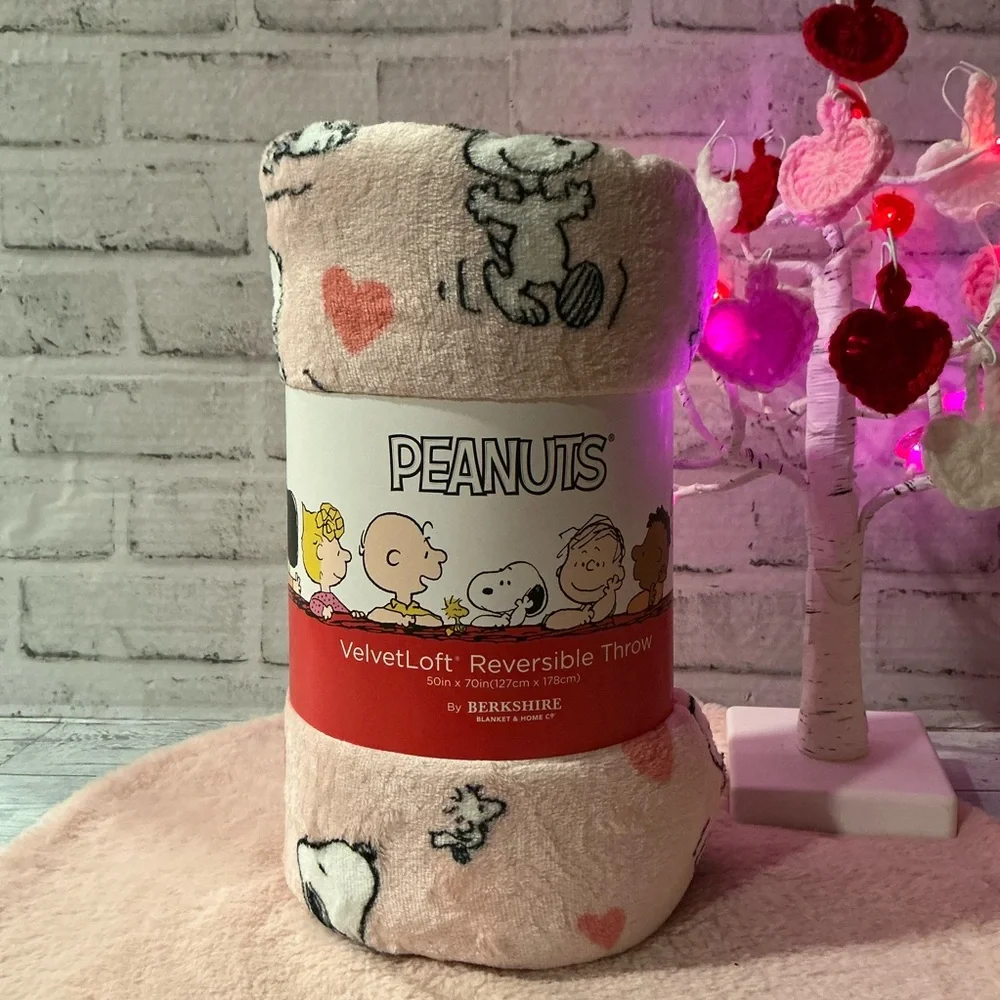 Berkshire Peanuts Snoopy Mini Poses And Hearts Reversible Throw-50” x 70”